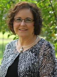 Jackie Hillman our Speaker Tuesday Night, showed us some amazing moves with  her Splitting of Flying Geese techniques... She is a native Texan and  started Quilting 18 years ago in Kuwait, with