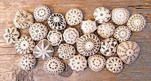 15 Crochet Wedding Favors To Give Your Diy Wedding Guests Crochet Wedding Favours Crochet Stone Crochet Wedding