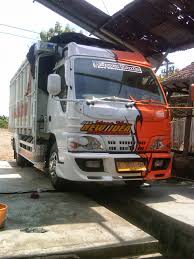Di indonesia tidak jarang truk ini dipanggil dengan sebutan truk canter. Cutting Sticker Miniatur Truk