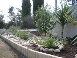 bordure galets et graminees decoration jardin pierre decoration jardin decoration jardin cailloux