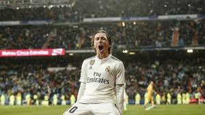 Modric ofreciendo el balón de oro en el bernabéu bernabeu florentino modric realmadrid memedeportes. Laliga Santander Luka Modric Will Renew With Real Madrid Until 2021 Marca In English