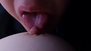 舔吸乳头的浪漫家庭视频，乳头玩