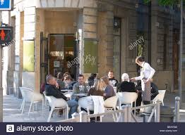 Bar à vin à bordeaux, les meilleures adresses : Restaurant Terrasse Bar Leute Trinken Wein Civb Le Bar Ein Vin Allees Tourny Bordeaux Frankreich Stockfotografie Alamy