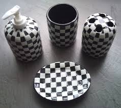 News Du Jour Kit Verre Salle De Bain Damier Noir Blan Distributeur Savon Prix 24 90 Accessible Distributeur Savon Savon Distributeur Savon Liquide