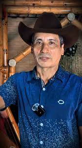 La verdadera grandeza no se mide en aplausos 👏ni en escenarios, sino en la  humildad con la que se pisa la tierra que nos vio crecer. 🤠Rafael Vargas  lo ha demostrado con cada verso que canta y cada ...