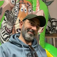 Tengo una nariz grande, ojos grandes, y algunas otras cosas grandes.