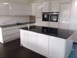 Küche, hochglanzküche weiß, schwarze arbeitsplatte, einbauküche. Weisse Hochglanz Kuche Lack Hochglanzende Kuchen Fronten Fronten Design Idee Foto Kuchen Lounge Kuche Hochglanz Kuche Hochglanz Weiss Moderne Kuche