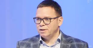 Családossal, gyerekét egyedül nevelővel, önállóan élővel. Latni Kell Hogy Elhidd Olyan Interjut Adott Furjes Balazs Hogy A Fal Adja A Masikat Video Nyugati Feny