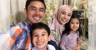 I love her wedding dress. Beza Setahun Seorang Ibarat Kawan Baik Irma Hasmie Macam Tak Percaya Anak Dah Besar Pa Ma