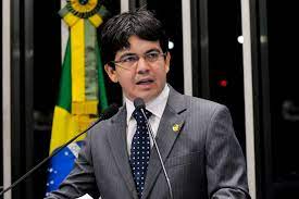 Randolph frederich rodrigues alves (garanhuns, 6 november 1972), commonly known as randolfe rodrigues, is a brazilian journalist and politician. Candidato A Presidencia Do Senado Randolfe Rodrigues Diz Que Parlamento Nao Cumpre Funcoes Tipicas 23 01 2013 Uol Noticias