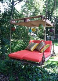 Une Banquette Salon De Jardin Suspendue Diy Avec Images Lit En Palette Mobilier De Salon Palette Jardin
