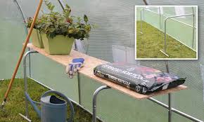 Organisez Votre Serre Avec Cette Astuce Jardinage Des Pieds Pour Etageres A Fixer Sur L Armature Vous N Avez Ainsi Pas De Perte De Place Dan Jbl Speaker Jbl