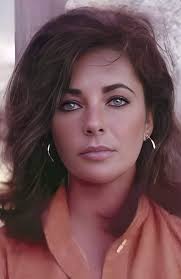 Standing alongside Richard Burton, Elizabeth celebrates her 32nd birthday  with a little cake 🎂