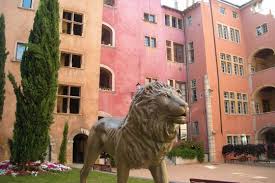 Formerly Auberge De La Croix D Or Saint Jean Is A Lovely Renaissance District Of Lyon Composed Of Several Main Buildings A Vieux Lyon Maison Des Avocats Lyon