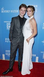 Bailee Madison Splits Up With Youtube Star Boyfriend Alex Lange After Two Years Daily Mail Online