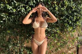 Esha Gupta Flaunts Her Sexy Hourglass Figure in Nude Bikini - See Sunkissed  Photo From Spain