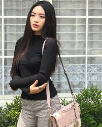 Model rambut seperti ini akan memberikan kesan macho, trendi, dan kekinian. 9 Gaya Rambut Artis Indonesia Ini Bisa Jadi Referensi Buat Ke Kampus