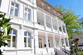 Finden sie erholung in unserem haus im zentrum von graz. Hotel Pension Gastehaus Hotel Garni Hotel Pension Appartementhaus Sellin In Stil Der Baderarchitektur In Sellin Ostseebad