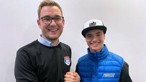 Jason dupasquier wurde am samstag im qualifying zum grand prix von italien in mugello in der dupasquier blieb lange auf dem asphalt liegen, ehe er nach knapp einer dreiviertelstunde mit dem. Dirk Geiger Fahrt 2020 Vier Moto3 Rennen Fur Prustelgp