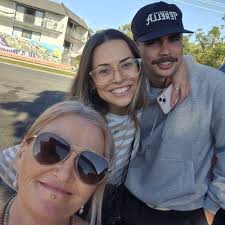 Does anyone have a chair that Santa could borrow for the night for parents  to take photos?