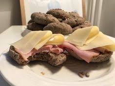 Vi har også noen nye baguetter 🥯 rundstykker 🥖 og bergensk skillingsboller 🥮 ( endelig skikkelige skillingsboller på grytøyra ) 😇 funkygine er blitt ambassadør for joker, og lansert sitt eget fiberbrød. 150 Ideer Om Brod Bakst Mat Morsomme Desserter Rekecocktail