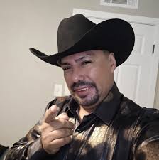 Bellos Momentos is with Daniela Uribe and 33 others.