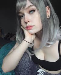 D e a d // 私に- https://www.instagram.com/papapeachy