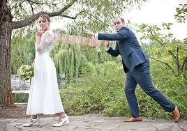 Vertrauen des hochzeitspaares in den fotografen. Romantische Witzige Hochzeitsfotos Garten Der Welt Berlin