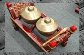 Gamelan merupakan alat musik yang terdiri dari berbagai alat perkusi, yang pada umumnya dipukul dengan palu. Alat Musik Gamelan Pengertian Sejarah Jenis Fungsinya