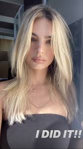 Emily ratajkowski has dyed her hair blonde and in news that will surprise literally no one, she obviously looks sensational. Emily Ratajkowski Is Blonde Now