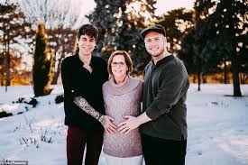 بالصور الجده العجوز تحقق حلم حفيدها الشاذ هو وصديقه وتنجب لهما طفلتهما الجمال نت couple photos photo couples