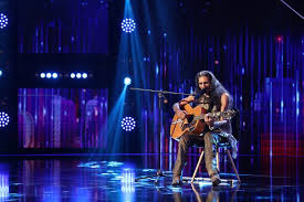 Românii au talent 2021 sezonul 11 revine la pro tv în luna februarie. A Cucerit Juratii Romanii Au Talent Cu Timbrul Sau Unic Si O Poveste De Viata Incredibila Constantin Garbis Nu A Avut Nevoie Decat De Talentul Sau Si De O Chitara Pentru Un