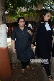 Himesh is the son of gujarati music director vipin reshammiya. Divorced Himesh Reshammiya Ends 22 Year Old Marriage To Komal