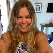 Nancy Bratt var bara var tretton år när hon lovades bort till den stormrike  och 30 år äldre Axel Dickson. Hans pengar kom från skogsindustrin i  Norrland vid tiden kring förra sekelskiftet.