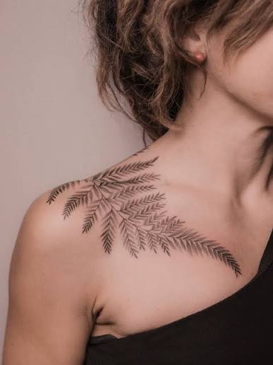 Fine line botanical shoulder tattoo inspired by delicate fern leaves. This elegant composition flows naturally along the collarbone, enhancing the body's shape with soft, organic movement🌿DM me for information