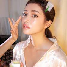 Have You Heard Of Cloudless Skin The Latest K Beauty Trend In 2021 Honey Skin Beauty Beauty Trends