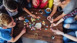 Para jugar a este divertido juego hay que formar dos equipos: Los Mejores Juegos De Mesa Para Jugar Con Amigos Jugar Con Amigos