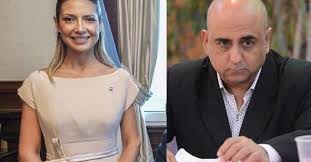 La primera dama, fabiola yañez, firmó un convenio de colaboración con un municipio chaqueño, que permitirá a los pobladores del paraje pampa cejas tener acceso a agua potable, mediante una. Juicio Oral La Esposa Del Presidente Fabiola Yanez Se Enfrenta Al Periodista Mario Casalongue