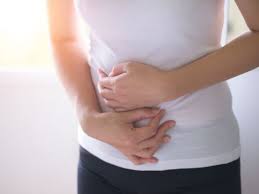 Mauvaise haleine, aphtes, maux et brûlures d'estomac, difficultés de digestion, intoxication alimentaire, nausée, vomissement, douleurs de ventre, aérophagie, flatulences et ballonnements, diarrhée, constipation, colite, hépatite, crise de foie. Mal Au Ventre Douleurs Abdominales Causes Symptomes Traitement De La Doule Top Sante