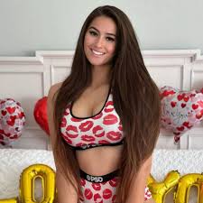 Lofty 7ft adult star Marie Temara has epic comeback for online hater -  Daily Star