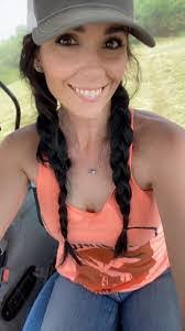 Shawna Estes's Instagram, Twitter & Facebook