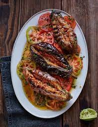 yummy yummy yummy mit sesam gefullt und mit liebe gegrillt entwickeln die auberginen ein nussig rauchiges aro aubergine grillen auberginen rollbraten rezept