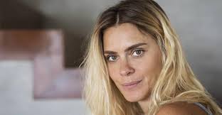 Aos 40 anos, Carolina Dieckmann posa de biquíni e faz apelo: Vem verão!