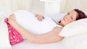 Posisi tidur ibu hamil pada sisi kiri atau posisi yang menyamping ke kiri akan membantu sirkulasi darah dan mendukung bayi bunda dalam menerima suplai oksigen dan nutrisi yang cukup dari plasenta. 7 Tips Tidur Nyenyak Di Trimester 3 Kehamilan