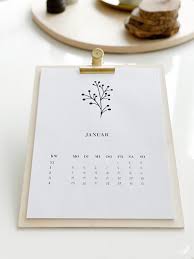 Die 12 kalenderblätter sind in einem minimalistischen design mit großer typographie erstellt. Kalender 2021 Din A4 Kostenlos Elfenweiss Create Something Beautiful