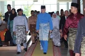 Johor sultan'ın başlığı ( solek temenggong ). Jangan Ambil Mudah Salah Laku Anak Bangsa Sultan Nazrin