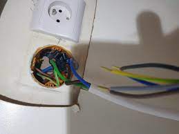 Bonjour, sur ce modèle la hotte est située sous la plaque de cuisson et elle mesure 21 cm d'épaisseur, il faut aussi prévoir le branchement de la prise d'air qui se fait sur l'arrière, soit sur une sortie extérieure ou en recyclage et dans ce cas il faut que la prise d'air revienne sur la plinthe à l'avant du meuble. Probleme Branchement Electrique Plaque Induction
