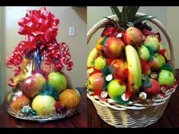 Como Hacer Canastas De Fruta Para Regalo O Para Padrinos Les Mostramos 2 Maneras Diferentes Canasta De Frutas Cestas De Frutas De Regalo Arreglos De Frutas