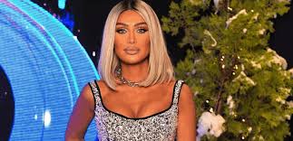 ابنة مايا دياب أصبحت شابة وتقلدها صورة مجلة الجرس