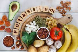 Lintea este unul dintre cele mai bogate alimente in substante nutritive, cu un continut bogat in fier (8 miligrame la 100 de grame de linte), potasiu, cupru, magneziu potasiul joaca un rol hotarator in reglarea apei din organism si pentru transmiterea impulsurilor. Aceste Alimente Contin Mai Mult Potasiu Decat Bananele